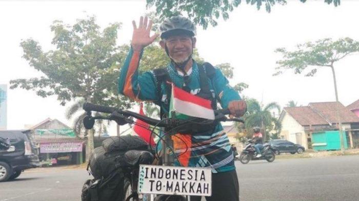 Kakek Asal Pamulang Gowes Sepeda Menuju Tanah Suci Aksi seorang kakek yang viral, karena menempuh perjalanjau untuk ibadah haji, dengan mengendarai sepeda dari Kota Tangsel.(dra)