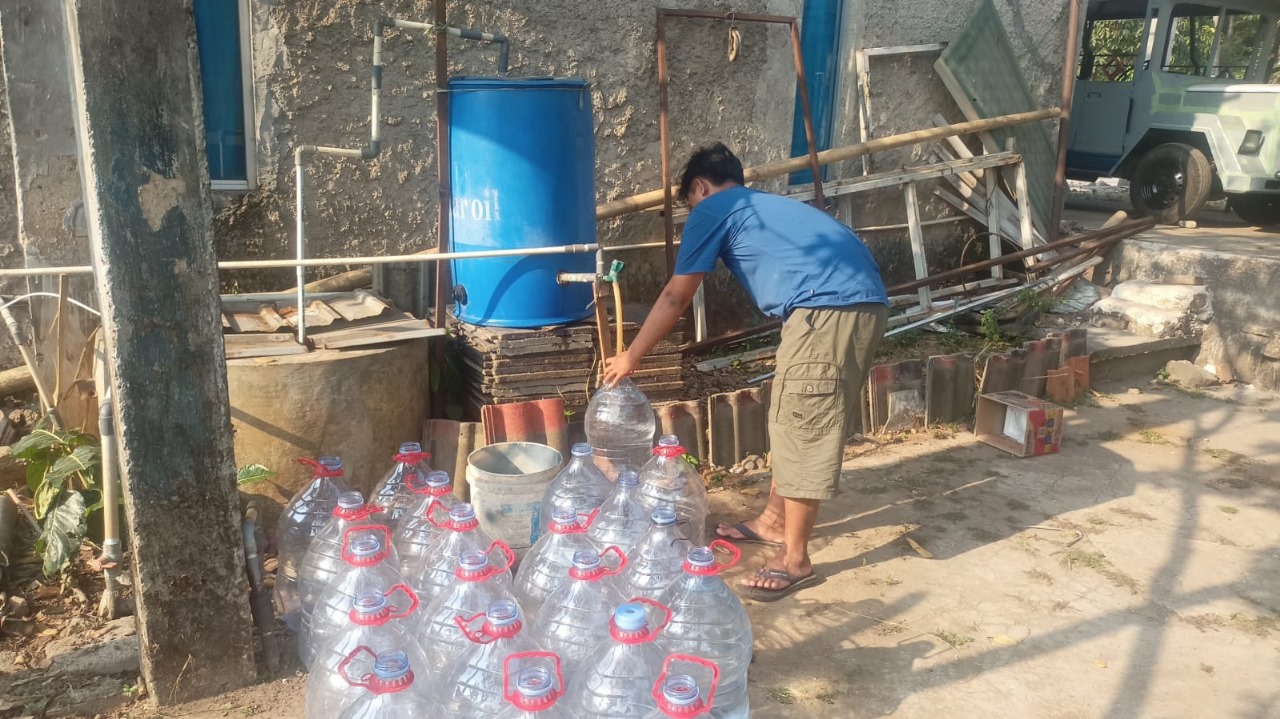 Kekeringan Di Kecamatan Serpong Meluas, Tambah Tiga Lokasi Terlihat warga di Kelurahan Ciater, Kecamatan Serpong tengah megambil air bersih yang telah disediakan oleh pemerintah.(dra)