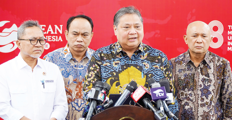 Komoditas Diperketat Menko Perekonomian Airlangga Hartarto (tengah) saat konferensi pers. Foto : Ist