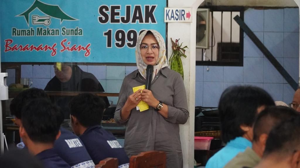 Airin Rachmi Diany melepas atlet taekwondo Banten. Foto : Ist