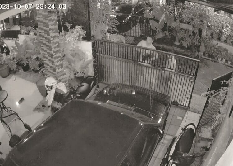 Mantan Terpidana Kasus iPhone Merasa Diteror, Rumahnya Didatangi Orang Tengah Malam Foto : CCTV