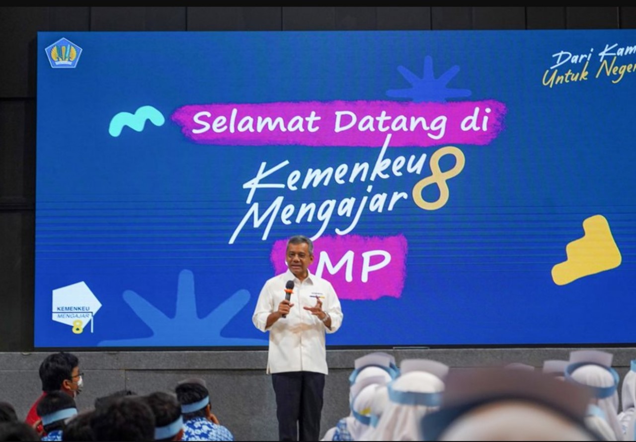 Melihat Wakil Menteri Keuangan Mengajar Di SMP AL-Fath Ciputat Timur Wakil Menteri Keuangan (Wamenkeu) Suahasil Nazara hadir pada kegiatan Kemenkeu Mengajar (KM) yang diselenggarakan di SMP AL-Fath Kota Tangerang Selatan (Tangsel).(dra)