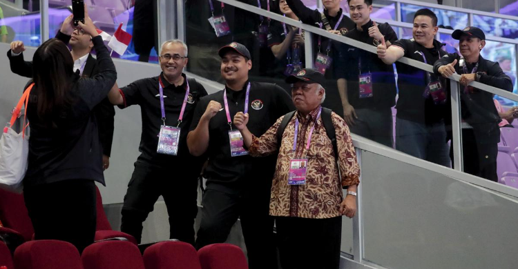 Menpora Bakal Evaluasi Cabor Yang Tak Penuhi Target Asian Games 2022 Menpora Dito Ariotedjo (depan no 2 dari kanan) bersama para atlet Asian Games 2023. Foto : Ist