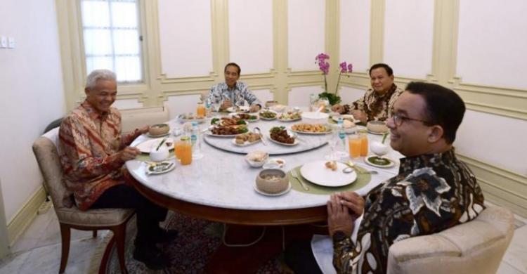 Menu Makan Siang Jokowi Bareng 3 Capres: Ayam Kodok Hingga Es Laksamana Mengamuk Foto : Setpres