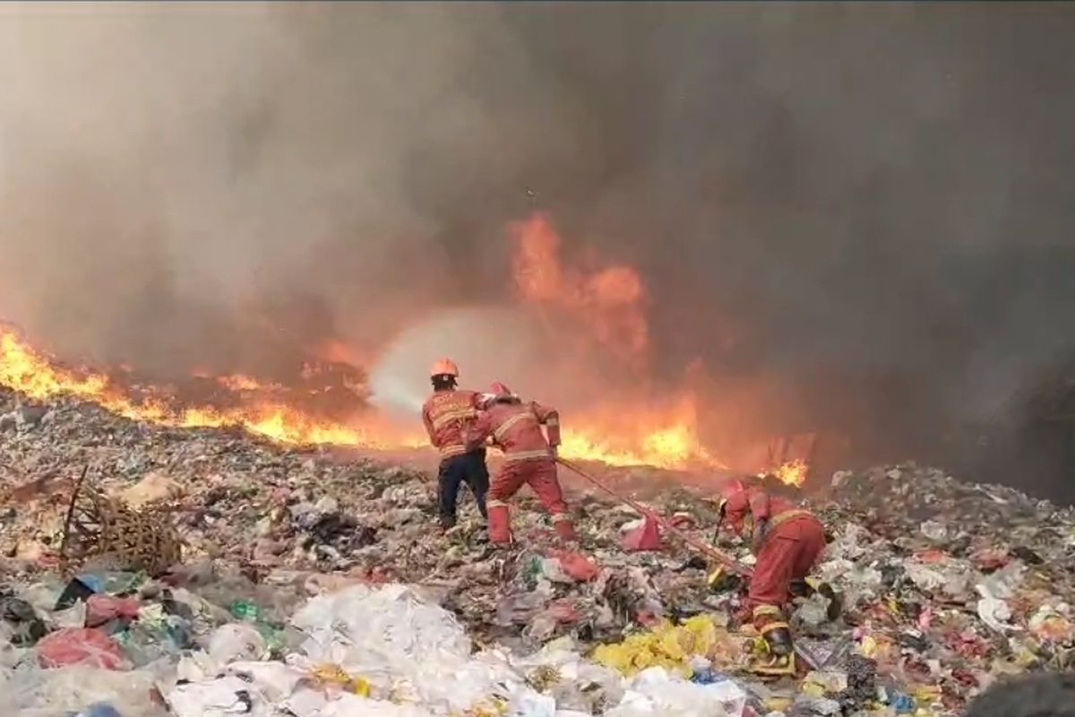 Kebakaran di TPA Rawa Kucing. Foto : Ist