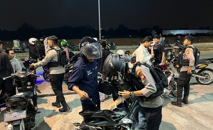 Patroli Di Empat Ruas Jalan, Polisi Bubarkan Pemuda Nongkrong Tim Polres Tangsel melakukan penggeledahan terhadap pengendara sepeda motor yang masih kluyuran pada malam hari, hal itu dilakukan guna menjaga kondusifitas.(dra)