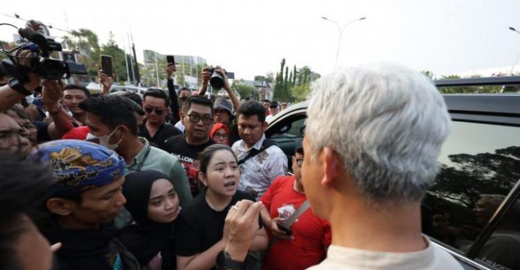 Pelaku UMKM Curhat Ke Ganjar Soal Omzet Melorot Karena Penutupan TikTok Shop Foto : Ist
