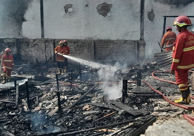Pemilik Warung Pecel Lele Pingsan, Lapaknya Habis dilalap Sijago Merah Foto : Ist