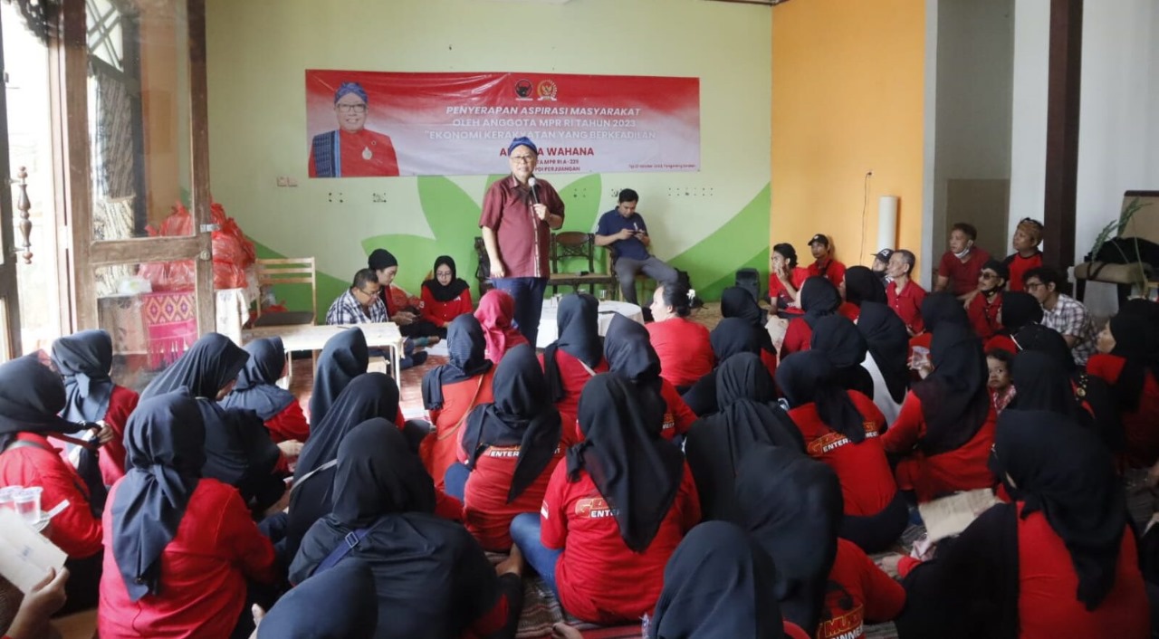 Penjual Es Di Ciputat Curhat Kesulitan Ekonomi Ke Anggota DPR RI Emak-emak di Tangsek curhat ke anggota DPR RI Ananta Wahana, dalam kegiatan forum Sosialisasi Penyerapan Aspirasi Masyarakat (Asmas) MPR RI di Pendopo Cipayung, Ciputat, Rabu (25/10).(dra)