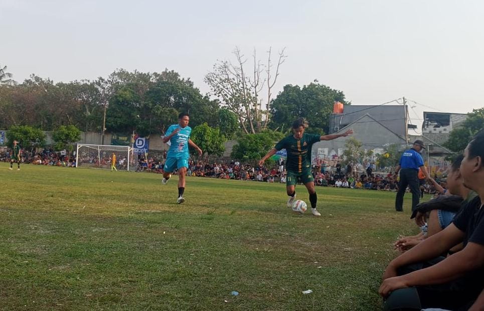 Penonton Membludak, Soleh Selamatkan Pinggiran FC Hingga Menang Dramatis Dari Garuda FC Pemain Garuda FC berusaha menggiring bola dikejar pemain Pinggiran FC.(Foto: Red/tangselpos.id).