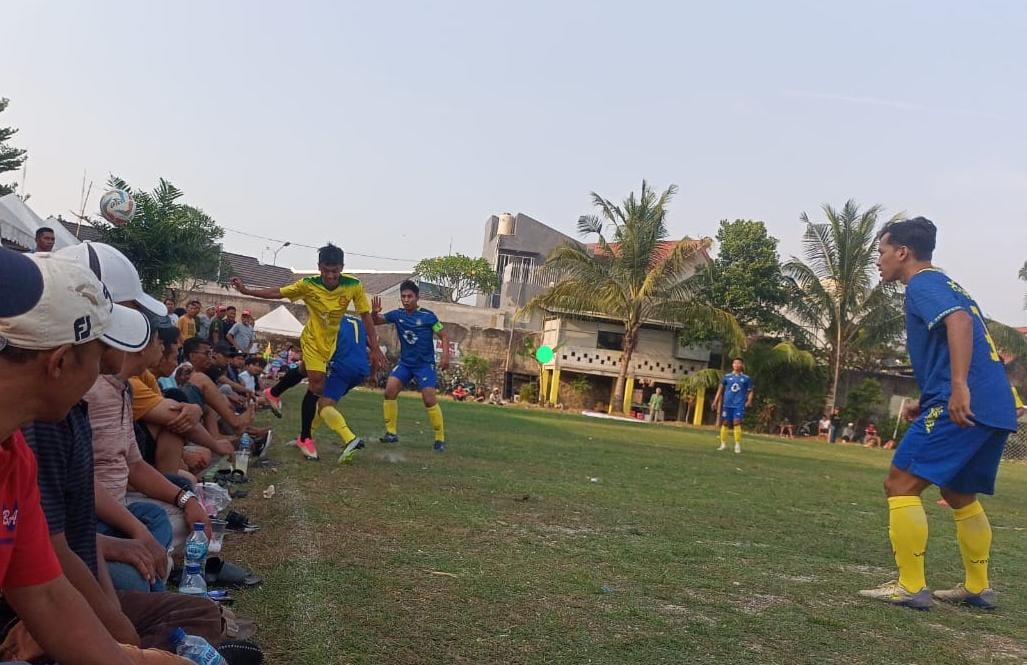 Persepoja Tumbangkan Menara Muda, Putra Peninggilan Rekrut Agus Salim Pemain Menara Muda (kuning) dikepung para pemain Persepoja.(Foto: Red/tangselpos.id).