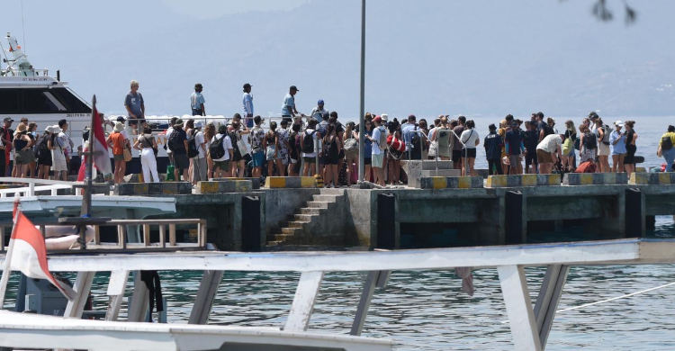 Pertamina Grand Prix Of Indonesia 2023 Geliatkan Sektor Pariwisata Lombok Wisatawan menunggu kapal untuk menyeberang ke Gili Trawangan. Foto : Ist