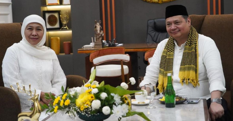 Pesan Simbolik Nasi Kuning Airlangga Buat Khofifah Foto : Ist