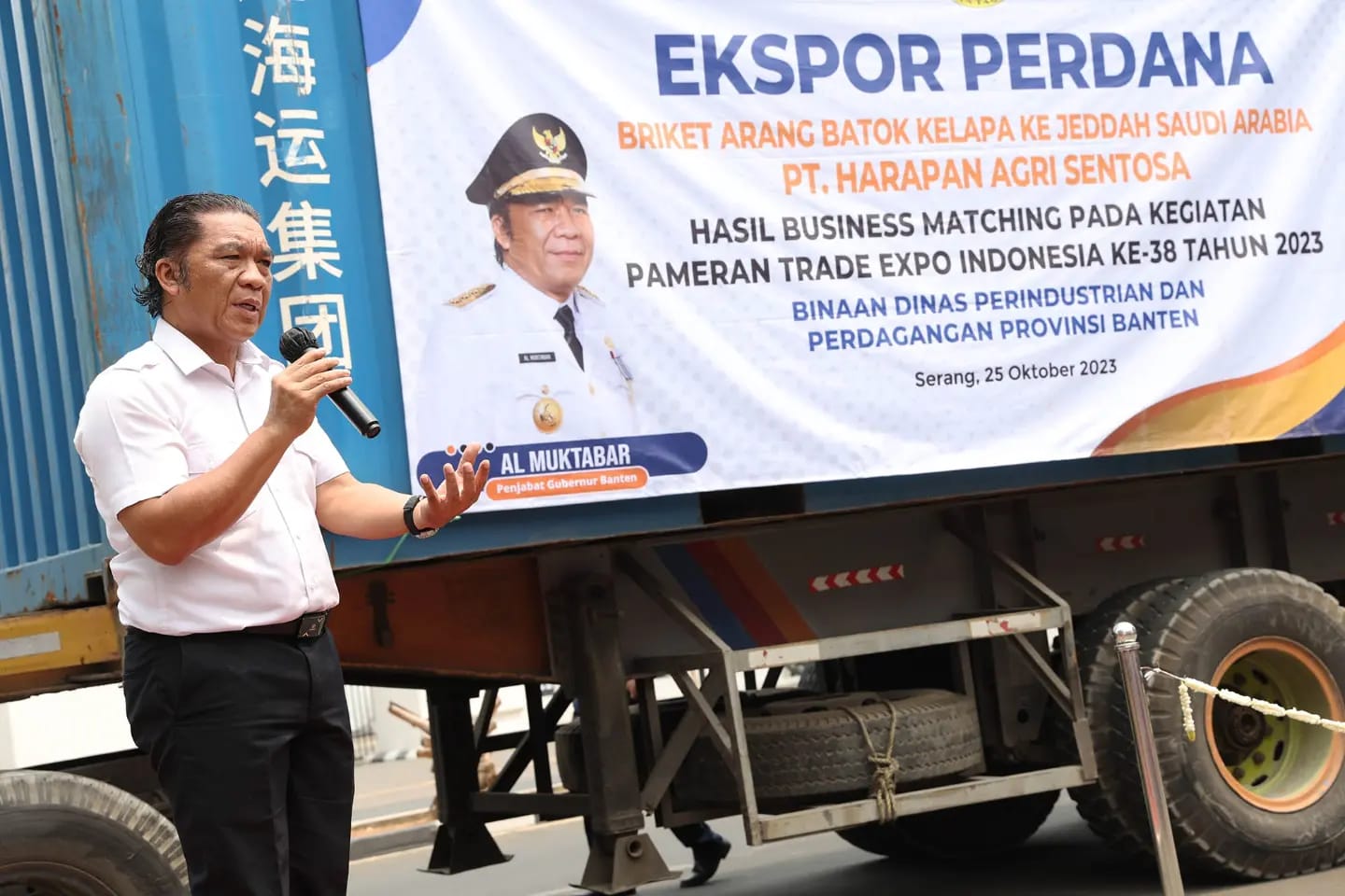 Pj Gubernur Al Muktabar Lepas Ekspor Perdana Briket Arang Produksi IKM Binaan Pemprov Banten Foto : Humas Prov