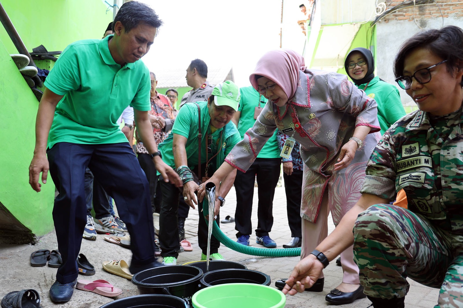 Pj Sekda Virgojanti dan Ketua Pengadilan Tinggi Banten Salurkan Bantuan Air Bersih Foto : Humas Pemprov