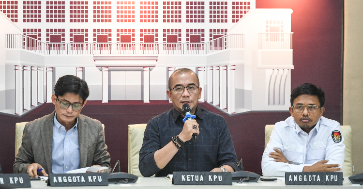 Polemik Putusan MK Hasyim Asy'ari Ketua KPU (tengah) Foto : Ist