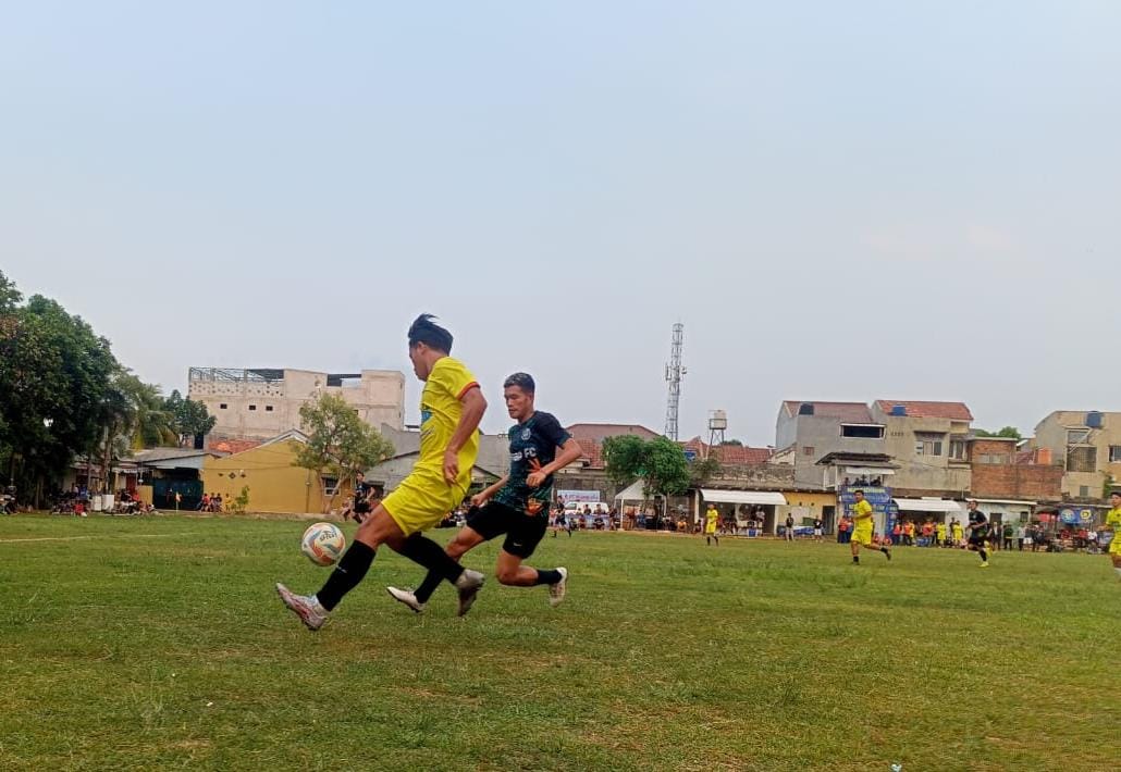 Porba FC Berangan-angan Raih Juara, Putra Jaya Boyong Pemain PS AD Gelandang Bamboe FC, Mahmud (kuning) mendapatkan pengawalan ketat dari bek Porba FC, Herman.(Foto: Red/tangselpos.id).