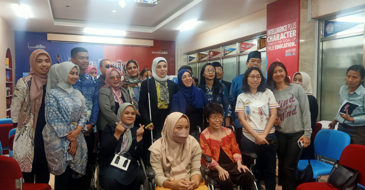 Ramah Penyandang Disabilitas Penasihat Khusus Hak Disabilitas Internasional Deplu Amerika Serikat Sara Minkara bertongkat saat mengunjungi Masjid Istiqlal. Foto : RM