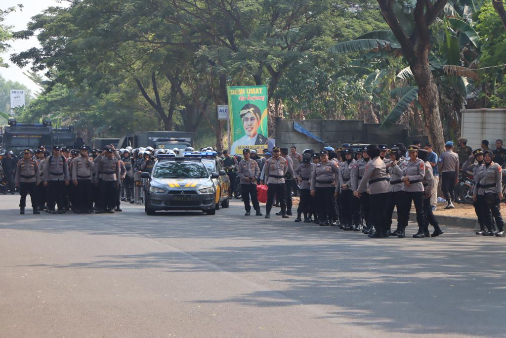 Ricuh, Massa Kepung KPU, Bentrok Dengan Polisi Polres Tangsel melakukan pengamanan Pemilu 2024, di markas Polres Tangsel, Serpong, Rabu (18/10).(dra)