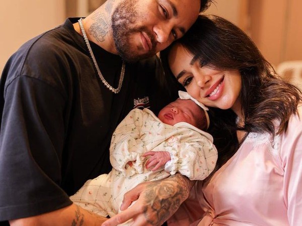 Sambut Anak Kedua, Neymar Pamerkan Momen Kemesraan Bersama Sang Kekasih Foto : Ist