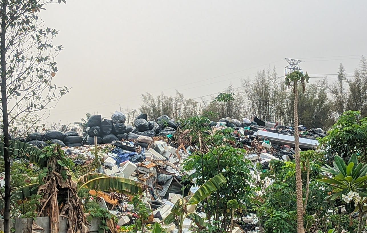 Sempat Ditutup, TPS Ilegal Kembali Beroperasi Sempat ditutup, Tempat Pembuangan Sampah (TPS) ilegal yang berada di Jalan Nusa Jaya, Pondok Ranji, Kecamatan Ciputat Timur, kembali beroperasi.(dra)