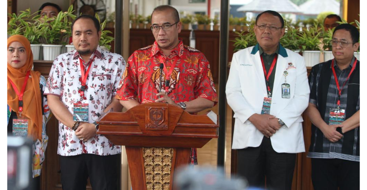 Semua Capres-Cawapres Lulus Kesehatan Ketua KPU Hasyim Asy'ari (tengah) saat konferensi pers di RSPAD Gatot Subroto. Foto : Ist