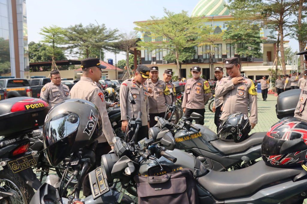 Wakapolres Tangsel Kompol Rizkyadi Saputro, memimpin langsung mengecekan kendaraan dinas polisi di markas Polres Tangsel, Selasa (10/10).(dra)