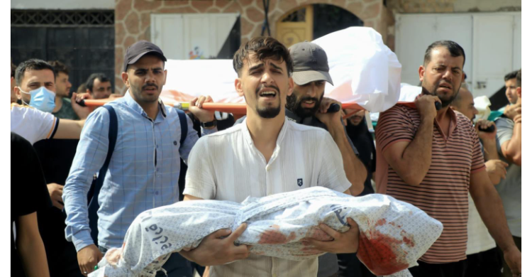 Tak Ada Listrik, Tak Ada Makanan, Tak Ada Air, Tak Ada Gas, Semua Ditutup... Warga Palestina membawa jenazah keluarga dan saudara-saudara mereka yang jadi korban serangan tentara Israel, di Jalur Gaza Utara, Palestina, Senin (9/10). (Ist)