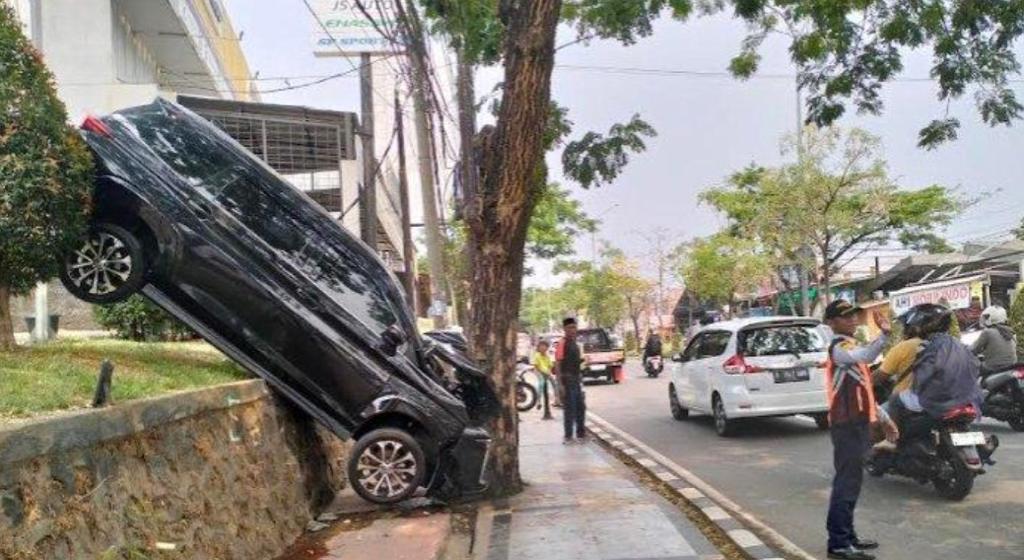 Sebuah mobil mengalami kecelakaaan Tunggal terjadi di sebuah restoran cepat caji, di Jalan Siater, Kecamatan Serpong, Sabtu (14/10).(dra)