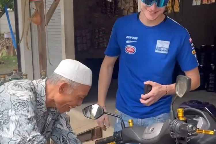 Tingkah Lucu Pembalap Moto2 di Lombok, Isi Bensin Eceran Seperti Warlok! Foto : Ist