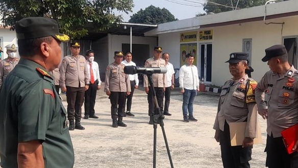 Tingkatkan Persatuan, Danramil Pimpin Apel di Polsek Pondok Aren Foto : Ist