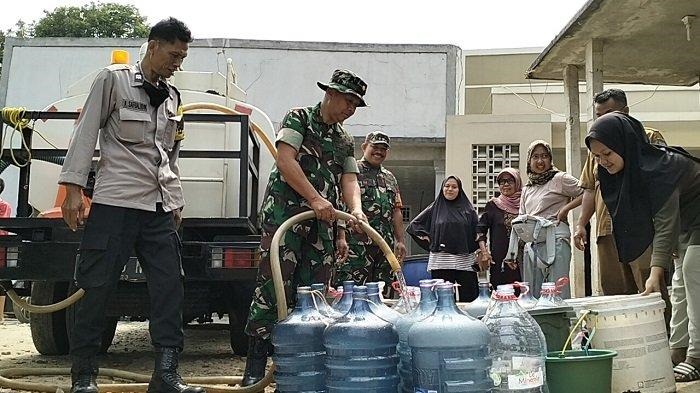 TNI Kucur 15.000 Liter Air Bersih Ke Warga Keranggan Koramil 03 Serpong memberikan bantuan air berasih sebanyak 15.000 liter air kepada warga Kelurahan Keranggan, yang terdampak kekeringan.(dra)