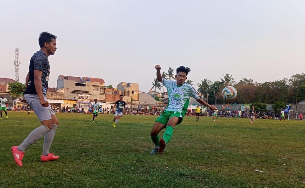 Ucup Dilan Cs Bawa Nayla Lolos 32 Besar Motor serangan Nayla FC, Ucup Dilan (kanan) berusaha menghalau bola.(Foto: Red/tangselpos.id).