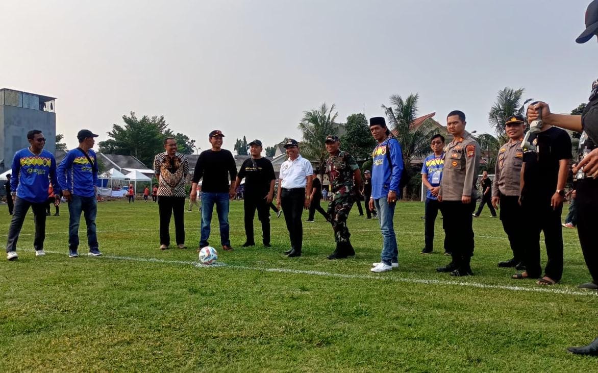 Wakil Wali Kota Tangerang Resmi Buka New Garuda Cup ke-1 2023 Wakil Wali Kota Tangerang, H Sachrudin bersiap melakukan kick off didampingi Kapolsek Ciledug, Koramil Ciledug, ketua panitia, tokoh masyarakat dan pemuda Kecamatan Larangan.(Foto: Red/tangselpos.id)