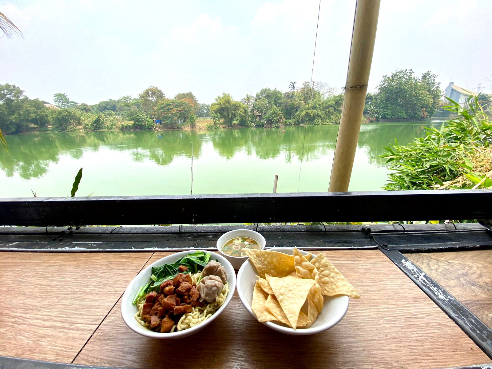 Warung Bonowati, Destinasi Kuliner Menawan di Tepi Danau Pamulang Foto : Mg.2 (Jay)