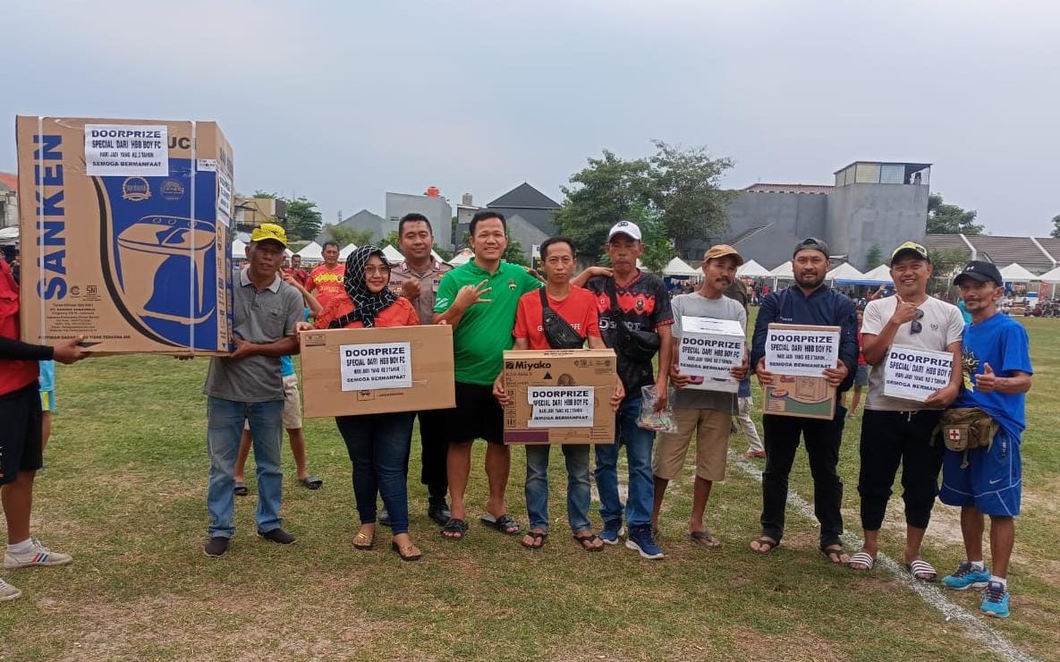 Enam penonton di laga HBB Boy lawan Persekap 245 beruntung bisa membawa pulang doorprize berupa mesin cuci, kompor gas, kipas angin, dan dispenser.(Foto: Red/tangselpos.id).