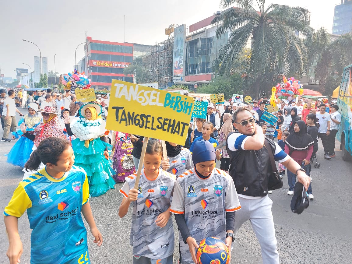 World Clean Up Day, DLH Tangsel Ajak Ratusan Masyarakat "Operasi Semut" Untuk Jaga Lingkungan Foto : Ist
