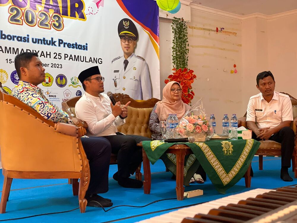 24 Univeristas Meramaikan, Dialog Karir Untuk Siswa SMA 25 Muhammadiyah Pamulang gelar kegiatan Edufair 2023, kegiatan itu diikuti oleh beberapa perguruan tinggi. Wakil Walikota Tangsel Pilar Saga Ichsan mengapresiasi kegiatan tersebut.(dra)