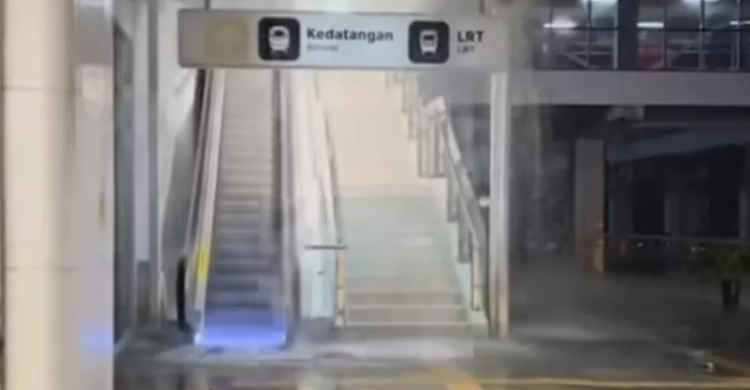 Akibat Hujan Deras, Atap Stasiun Kereta Api Cepat Halim Bocor Foto : Ist