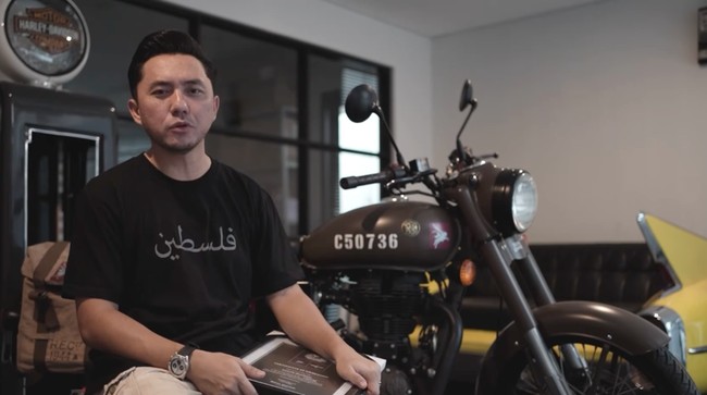 Ananda Omesh Lelang Motor Royal Enfield Kesayangan untuk Palestina Foto : Ist