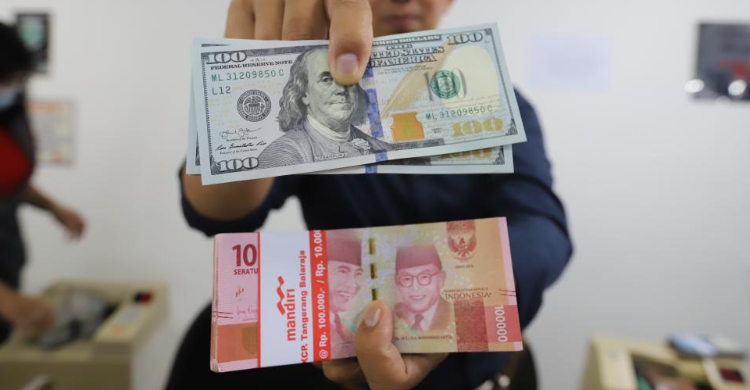 Awal Pekan Rupiah Semakin Loyo, Tembus Rp 15.709 Foto : Ist
