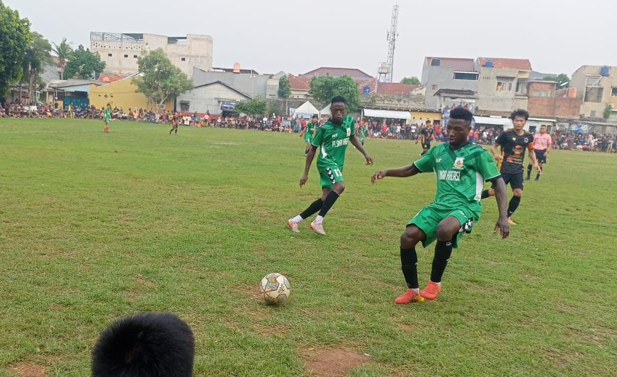 Awali Turnamen dengan Tertatih, Regak FC ke Final Usai Bungkam HBB Boy Pemain asing Regak FC, Joe mencoba mengamankan si kulit bundar. (Foto: Red/tangselpos.id).