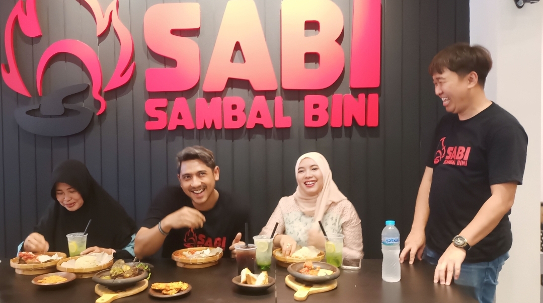 Baim Wong Buka Cabang Bini ke-2 di Bintaro, Sambel Bini : Pedesnya Bikin Gemes CEO Sambal Bini Hendra Novianto (kanan) berbincang dengan Arya Saloka, saat grand opening resto Sambal Bini di Bintaro, Jum'at (03/11/2023). (tangselpos.id/lim)