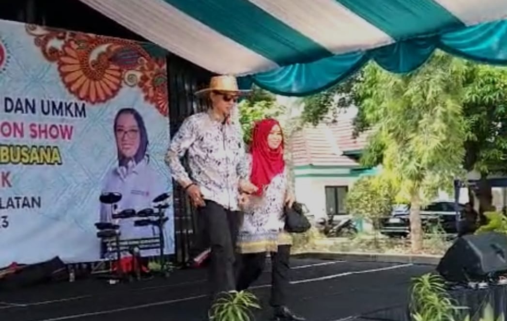 Bak Super Model, Warga Lenggak-lenggok Pamerkan Produk Fesyen Lokal Asli Pondok Pucung Foto : Ist