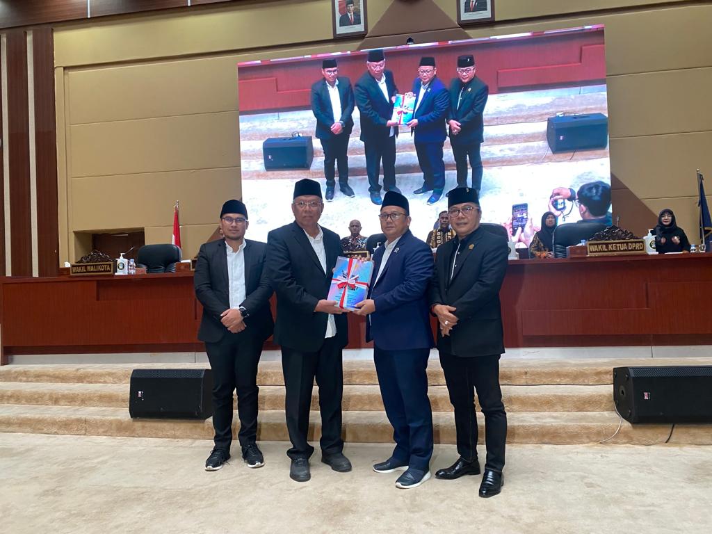 Benyamin: UMK Tangsel Naik 1,5 Hingga 2% Walikota Tangsel Benyamin Davnie dalam paripurna di Gedung DPRD Kota Tangsel menyerahkan usulan dua Raperda kepada DPRD Kota Tangsel.(dra)
