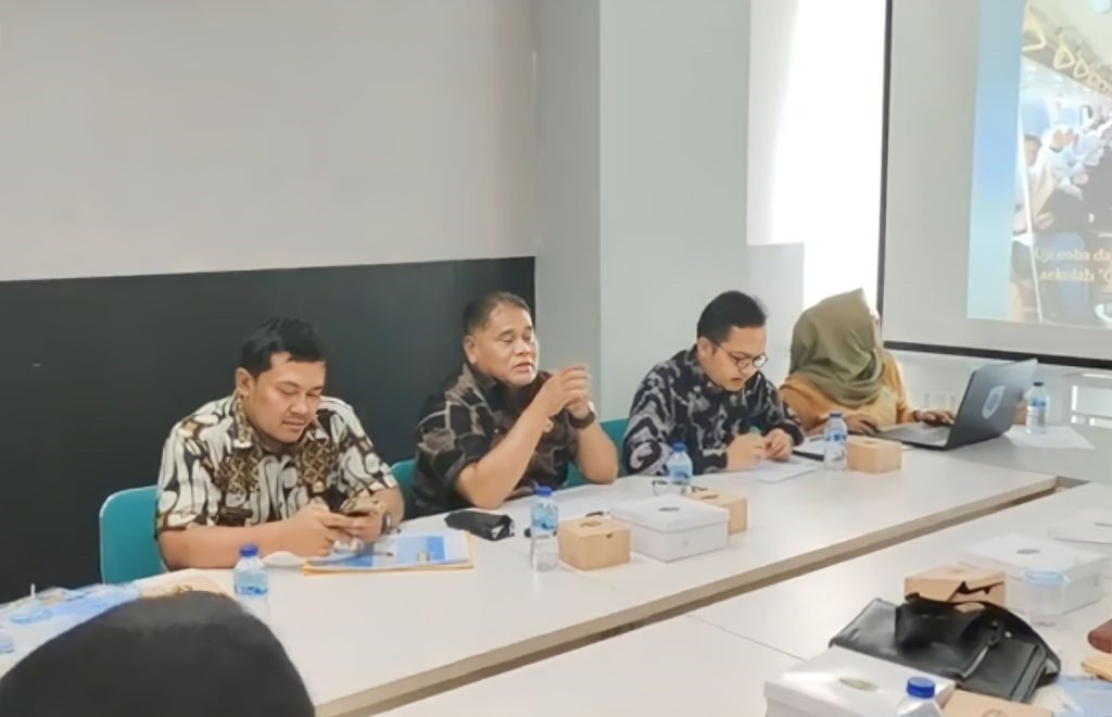 Bus Sekolah Tambah Dua Rute, Lintasi Cirendeu & Alam Sutera Dishub Kota Tangsel mengeglar rapat sosialisasi bersama dengan beberapa pihak sekolah, yang akan dilalui rute baru bus sekolah gratis.(dra)