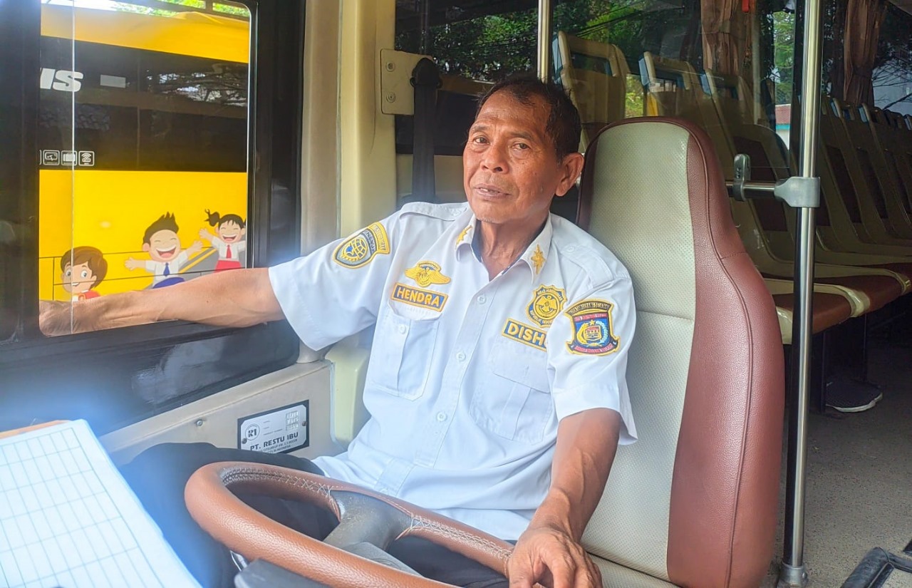 Cerita Hendra, Sopir Bus Sekolah Gratis Di Kota Tangsel Foto : Ist