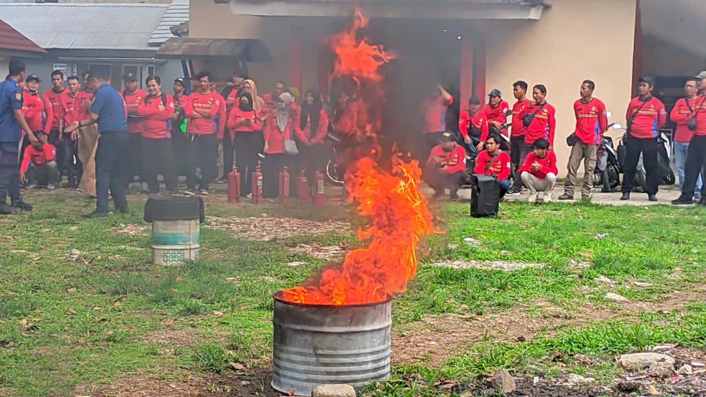 Dinas Pemadam Kebakaran dan Penyelamatan Kota Tangsel kembal lakukan rekrut relawam pemadam kebakaran, kali ini di Kecamatan Setu, Kamis (16/11).(dra)