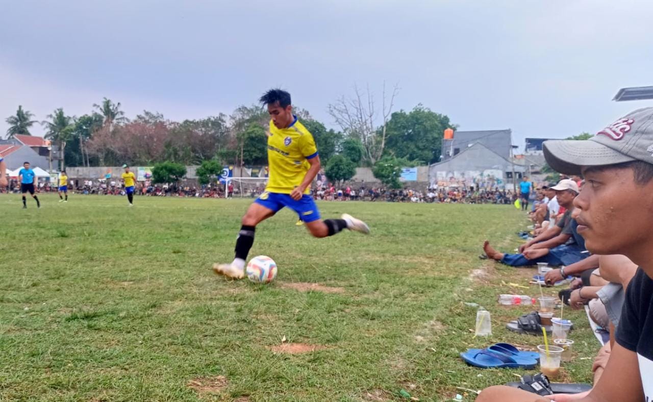 DB Sports Sukses Repotkan Imad FC, West Junior Duel Sengit dengan Agam Turkiye Bek kiri Imad FC, Wildan Karakas kerja keras amankan daerah pertahanan.(Foto: Red/tangselpos.id).