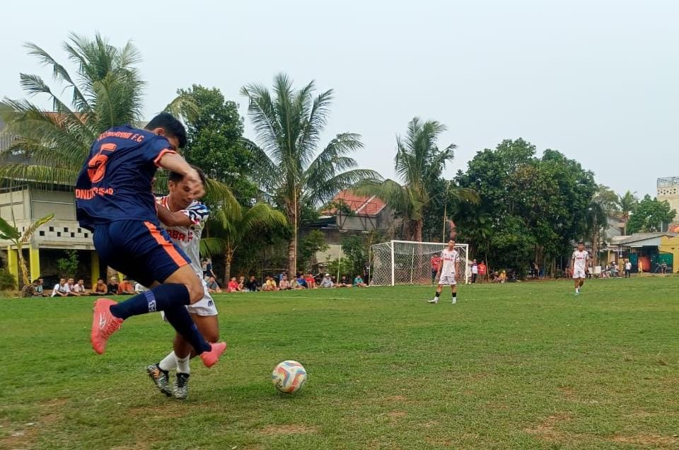 Derby Pondok Bahar Milik Porba, Larangan United Tambah Pemain Bintang Derby Pondok Bahar antara Silaturahmi FC lawan Porba berlangsung monoton.(Foto: Red/tangselpos.id).